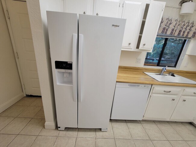Building Photo - Stylish 2 Bed 1 Bath Midtown Apartment