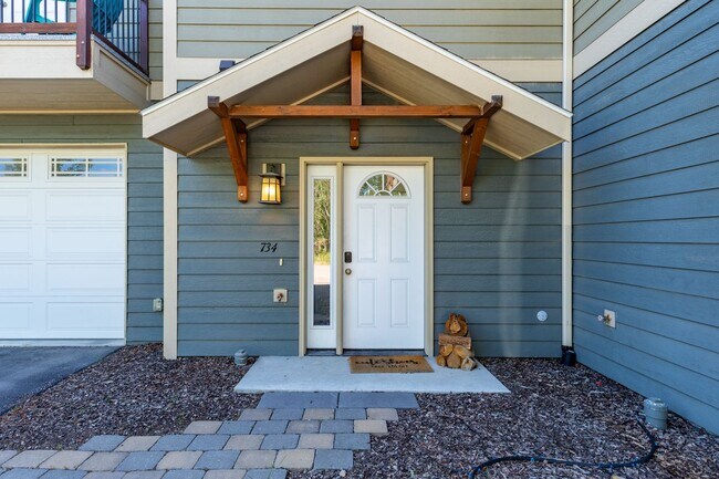 Building Photo - Beautiful & centrally located Whitefish Home