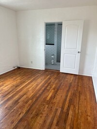 Building Photo - Cozy home with backyard!