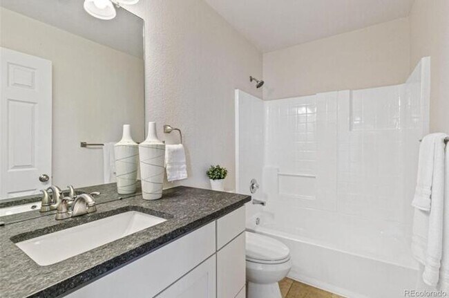 Building Photo - Charming 3BR Townhome in Englewood