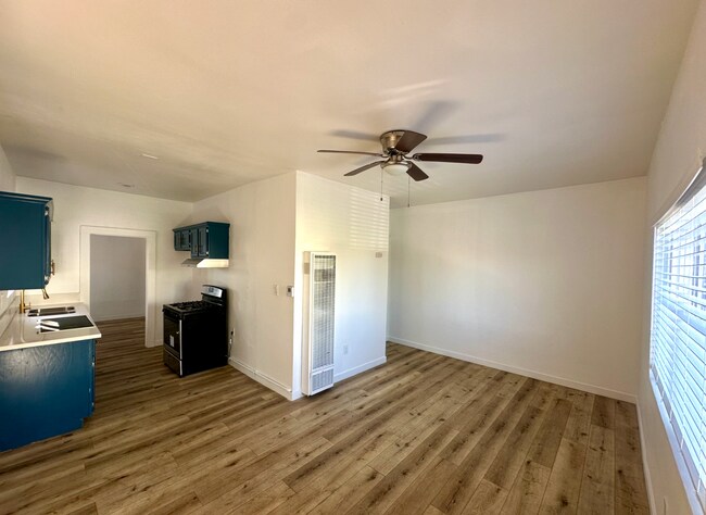 Building Photo - Charming 1 Bed 1 Bath Unit - Move in Speci...