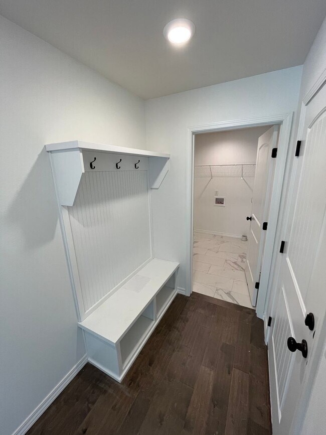 Building Photo - Nearly new 3 bed, 3 bath with Springfield ...