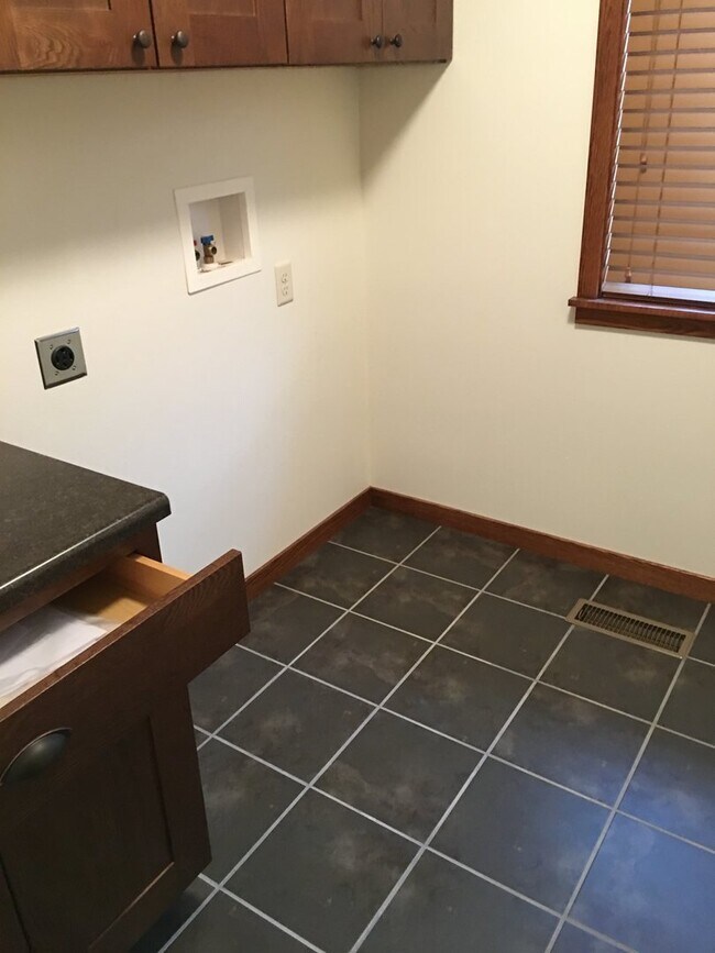 Building Photo - ~ APPLICATIONS PENDING ~ 3 bedroom, 3 bath...