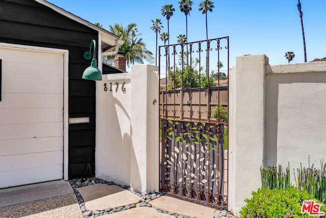 Building Photo - 8176 La Jolla Shores Dr