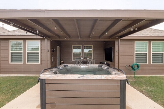 Building Photo - 1009 Branding Iron Ln