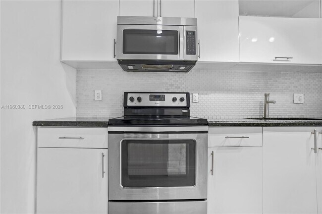 Building Photo - 500 Bayview Dr