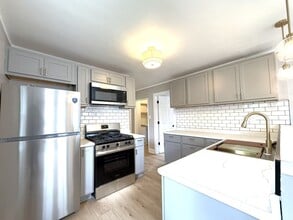 Building Photo - 323 N 59th St
