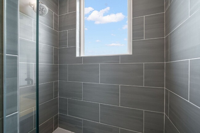 Building Photo - BEAUTIFUL Townhome For Rent in Downtown St Petersburg!