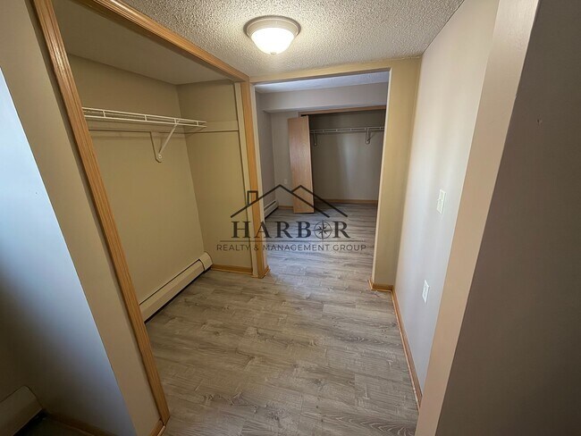 Building Photo - Spacious 3 bed 2 bath
