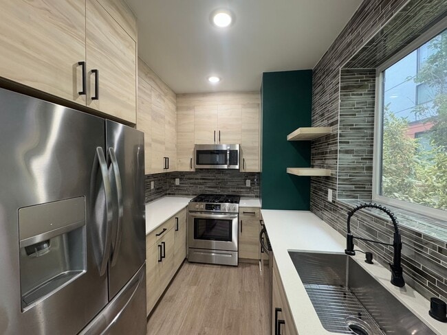 Building Photo - Luxury Townhouse in South Park