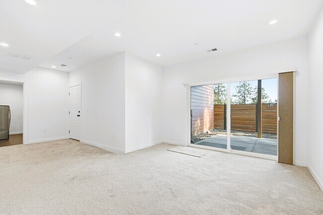 Building Photo - 191 Diamond Dr