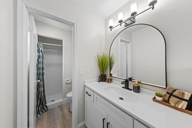 Building Photo - Beautifully Renovated 3-Bedroom Home for R...