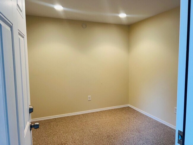 Building Photo - Charming Rambler 3-Bed/2-Bath Available Now!