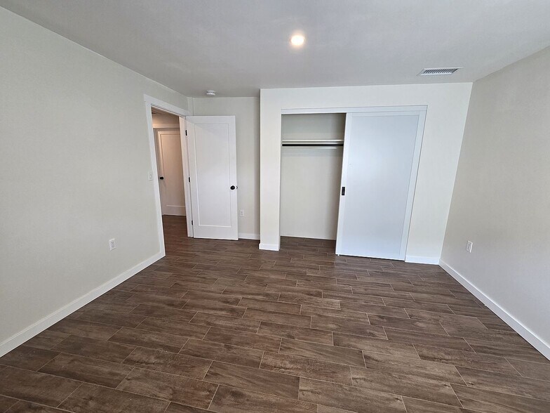 Building Photo - 512 De la Vina St