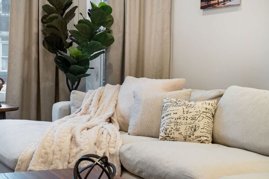 Building Photo - 1543 N Claremont Ave