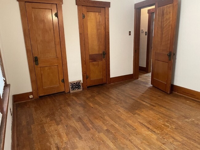 Building Photo - Charming 3 Bedroom Home with Hardwood Floo...