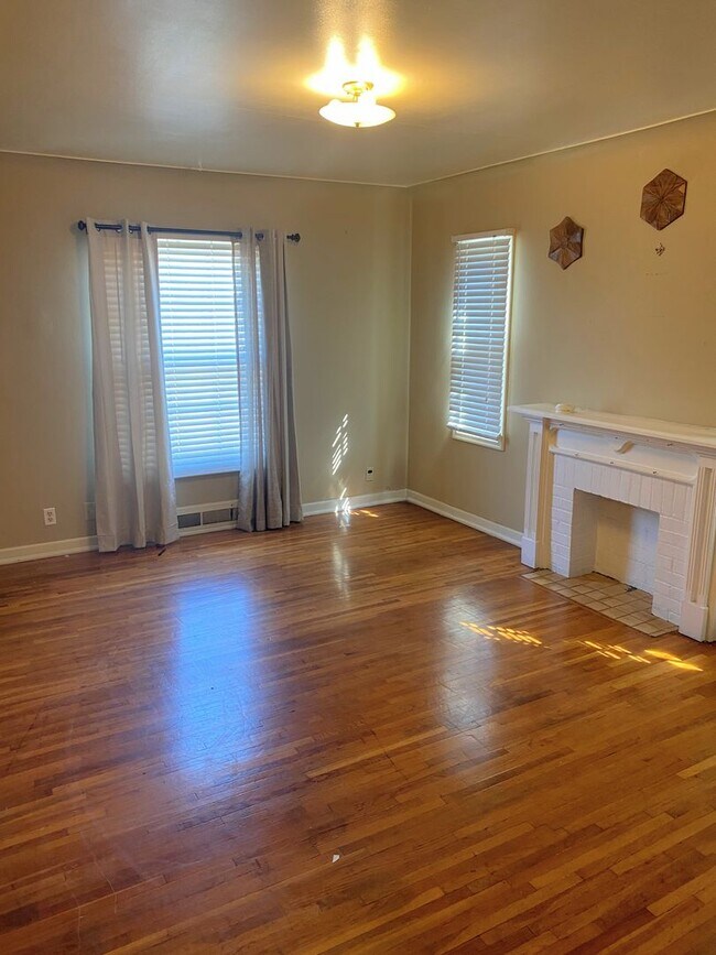 Building Photo - 707 N Adams St