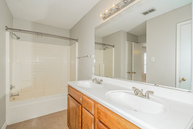 Building Photo - 537 Bailey St