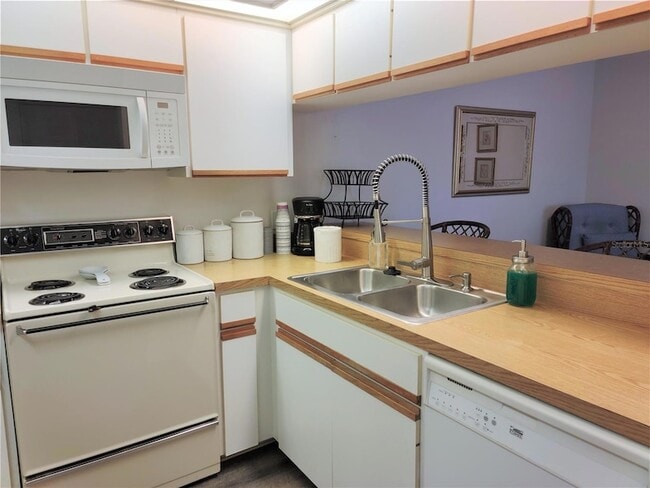 Building Photo - 650 Bird Bay Dr E