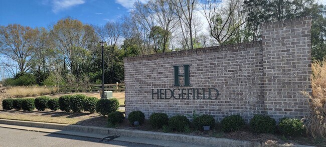 Building Photo - BEAUTIFUL HOME in the Desirable Hedgefield subdivision in Prattville.