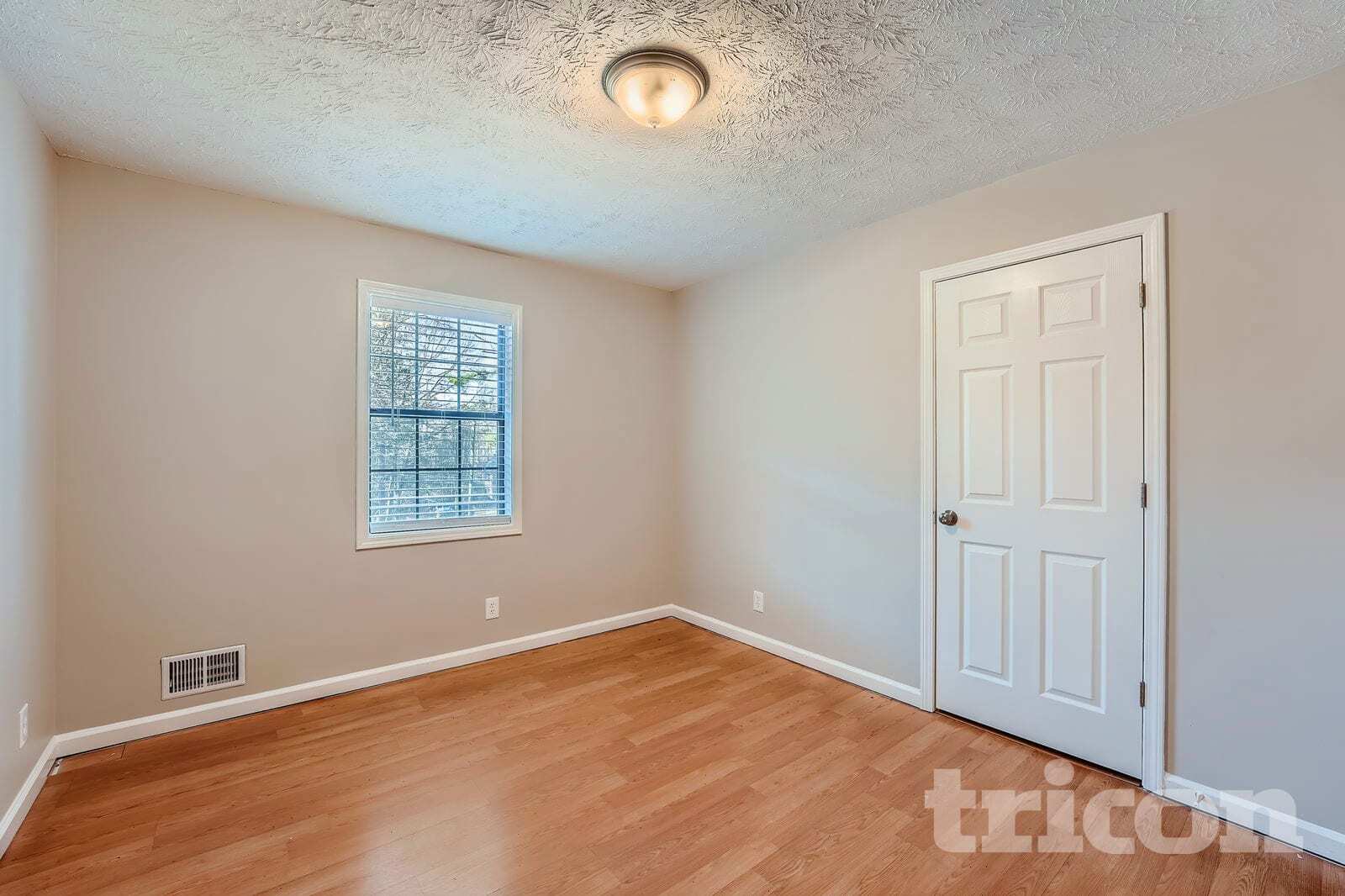 Building Photo - 438 Russell Rd