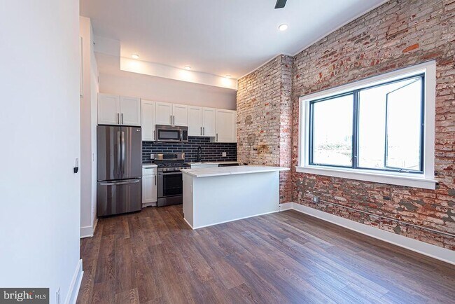 Building Photo - 1211 Bainbridge St