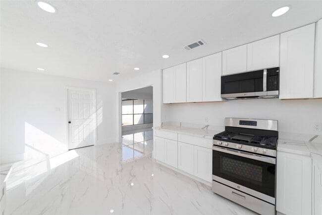 Building Photo - 13330 Agarita Ln