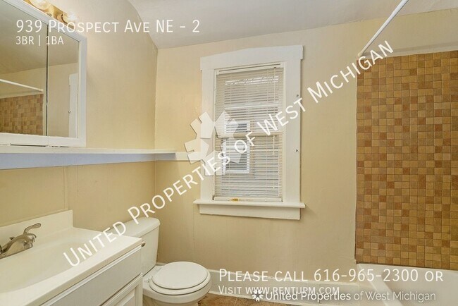 Building Photo - Available Now | 3 Bedroom, 1 Bath Upper Le...