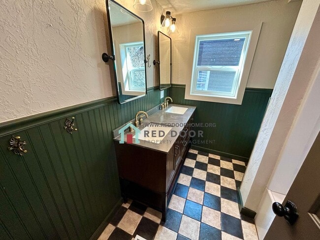 Building Photo - Spacious 5 bedroom, 3 bathroom single-family home.