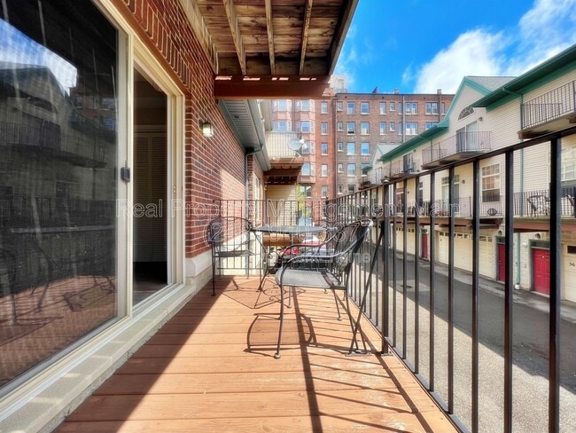 Building Photo - 44 Adelaide St