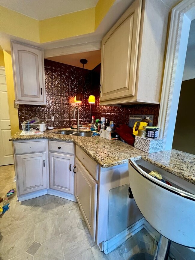 Building Photo - Stunning 3-Bedroom Townhome in Wissinoming! Available NOW!