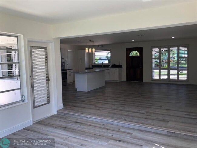 Building Photo - 807 SE 9th Terrace