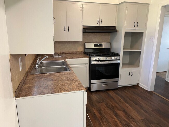 Building Photo - 3BR/1BA in Hyde Park