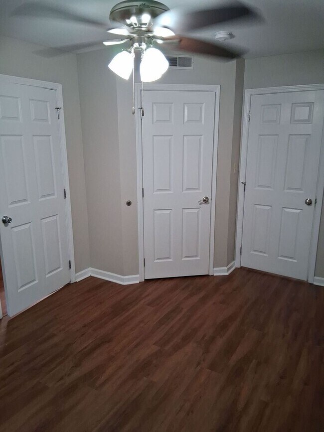 Building Photo - 2 Blocks from UT Law School - 3bd/2ba with TWO PARKING SPOTS Available for FALL 2026!