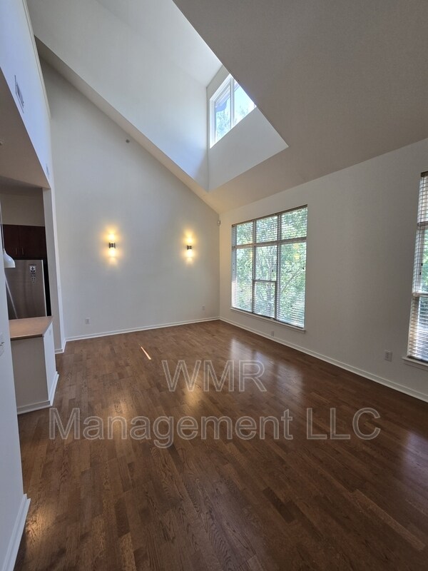 Building Photo - 2125 Southend Dr