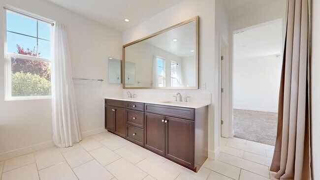 Building Photo - Bright & Beautiful 4 Bedroom 3 Full Bathroom Home!