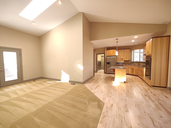 Building Photo - Single Level 4 Bedroom 3 Bath Beauty