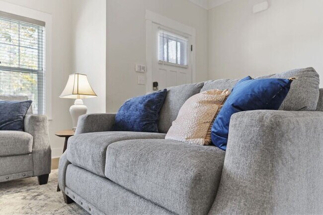 Building Photo - Luxurious 4-Bed Townhouse with Fireplace &...