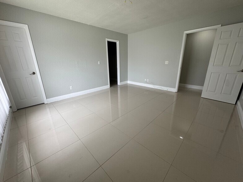 LARGE Master Bedroom with walk-in closet - 3633 Country Club Blvd