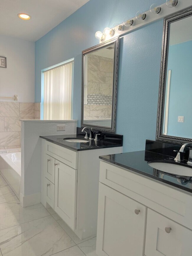 Building Photo - 212 Purslane Pass