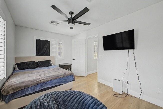 Building Photo - 8352 W San Juan Ave