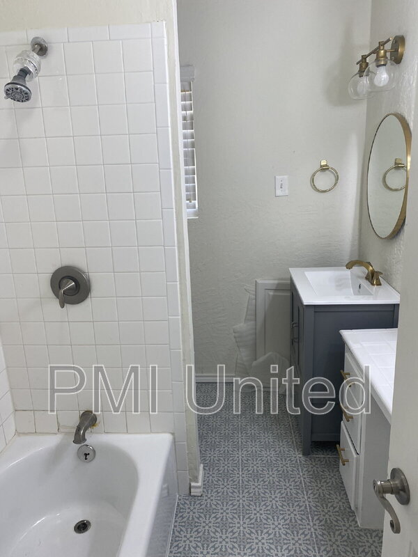 Building Photo - 510 Panhandle St