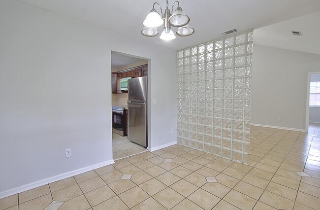 Building Photo - 815 Sagewood Dr