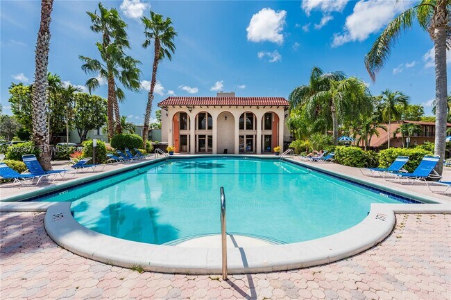 Building Photo - 10784 N Kendall Dr