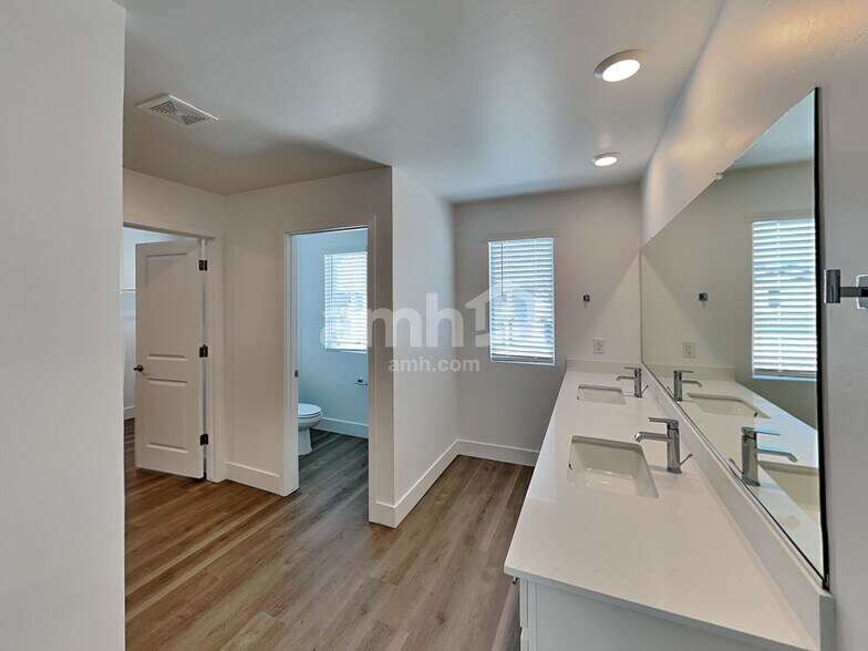 Building Photo - 9660 Harkes Dr
