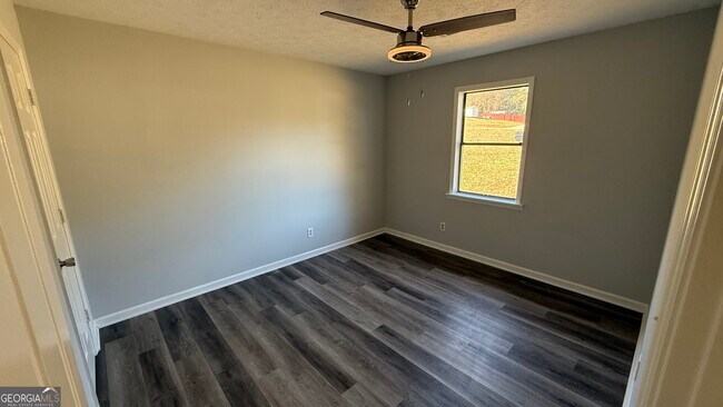 Building Photo - 110 Central Lake Dr