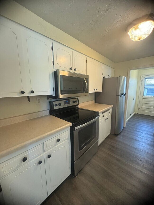 Building Photo - 3-Bedroom, 1-Bath Home In The Cal Young Ar...