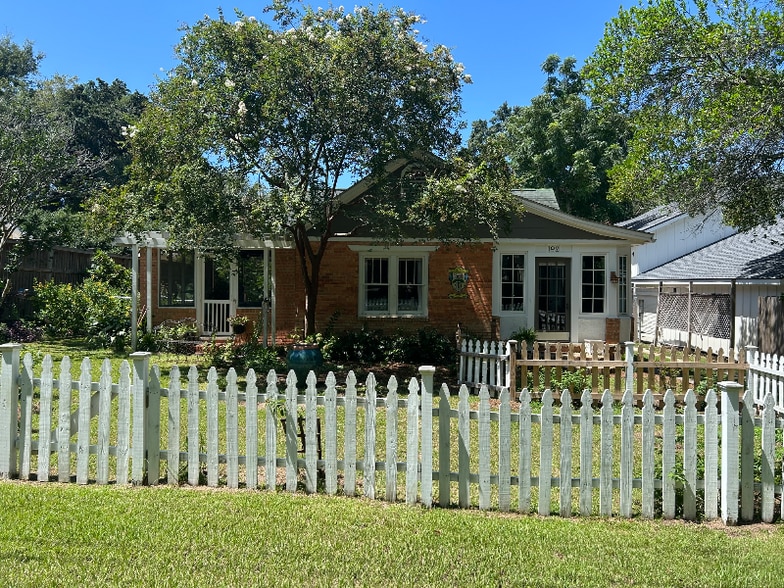 Primary Photo - 102 Gaston Ave