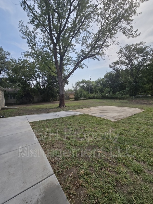Building Photo - 501 S Edwards Ave