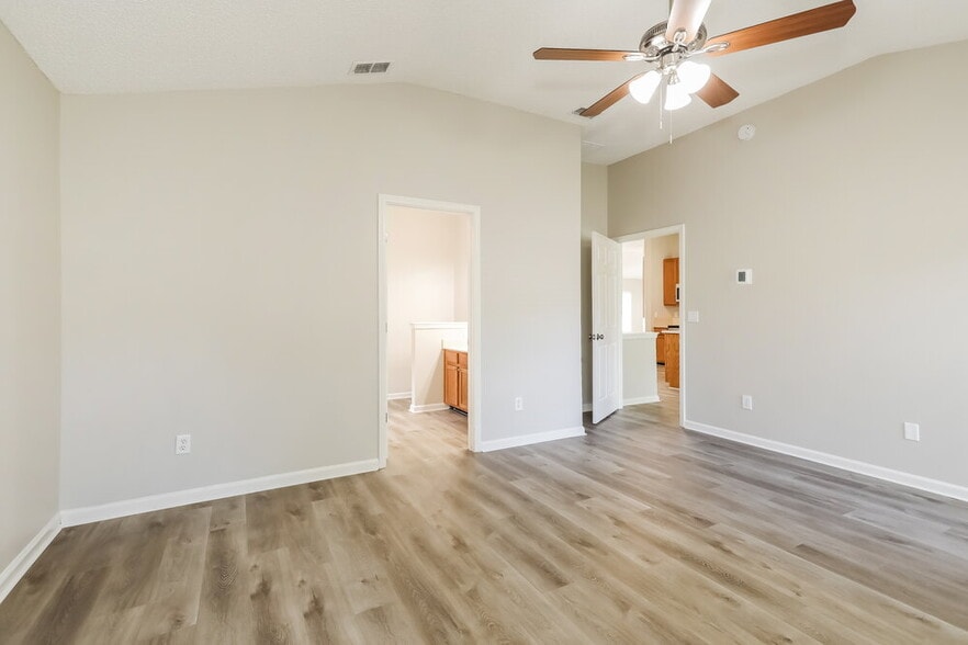 Building Photo - 2995 Thorncrest Dr